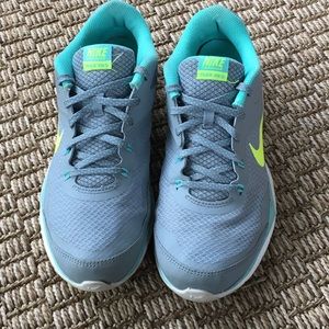 NIKE Flex TR5 Size 8